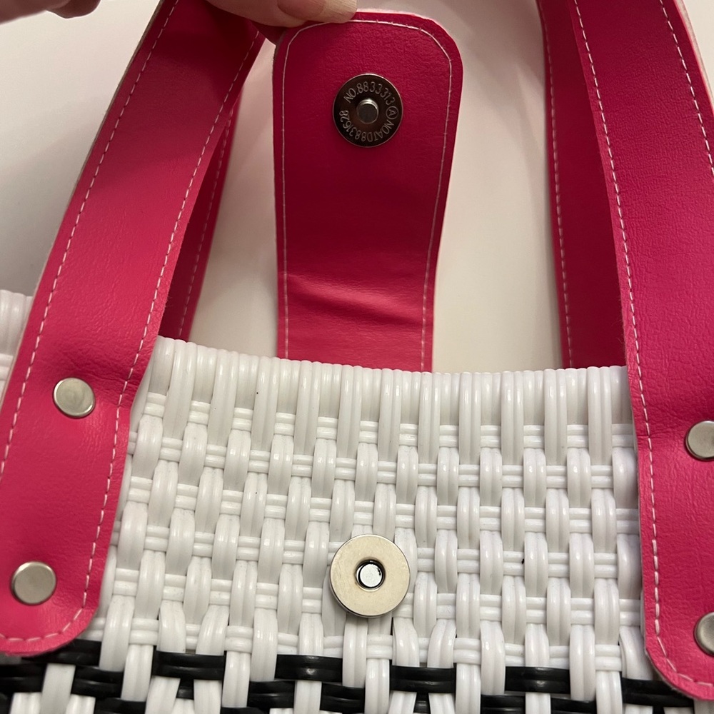 Hand-woven craftsmanship Stylish Black/White Chevron Tote Bag with Pink Accents - Picture 5 of 6